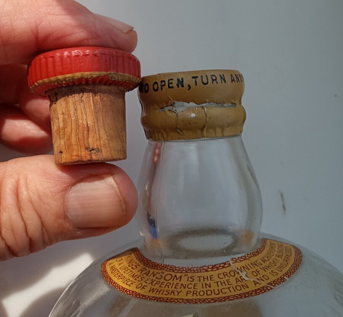 VINTAGE KING’S RANSOM SCOTCH WHISKY BOTTLE ROUND THE WORLD BLEND OHIO TAX STAMP