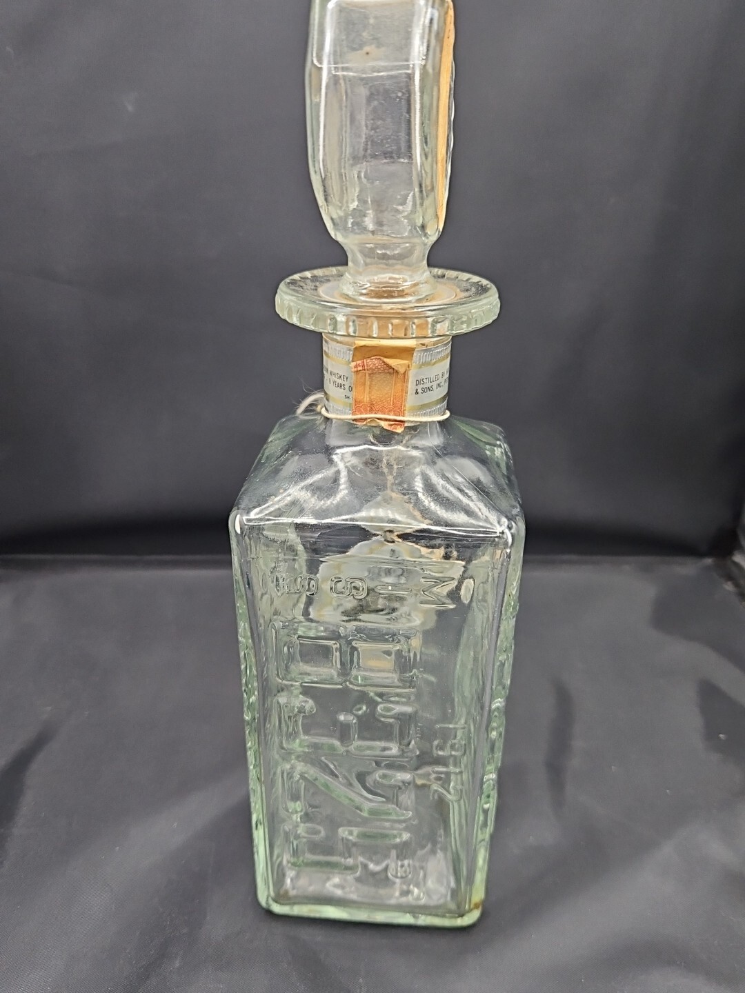 Walkers Deluxe Bourbon Glass Liquor Bottle Featuring Four License Plates 8#