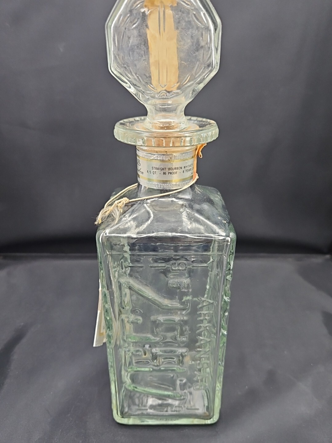 Walkers Deluxe Bourbon Glass Liquor Bottle Featuring Four License Plates 8#