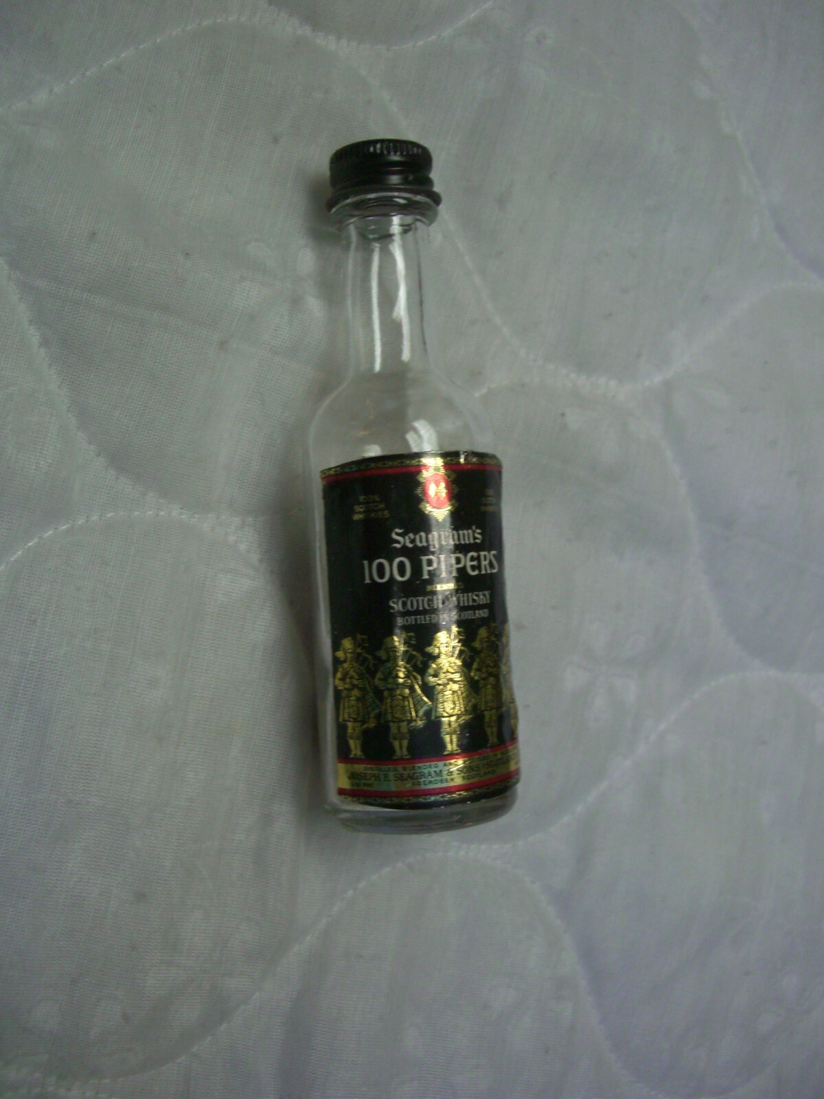 Vintage Seagram’s 100 Pipers Scotch Whisky 10th Pint Clear Glass Liquor Bottle