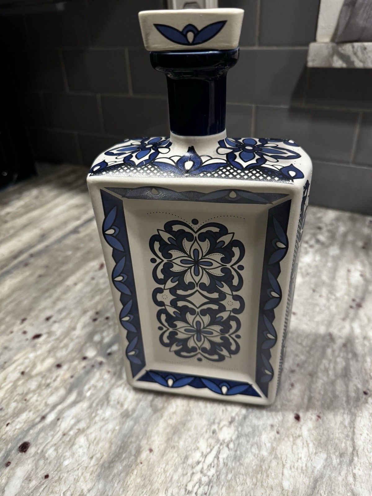 Dos Artes Anejo Ceramic Bottle 1 Liter