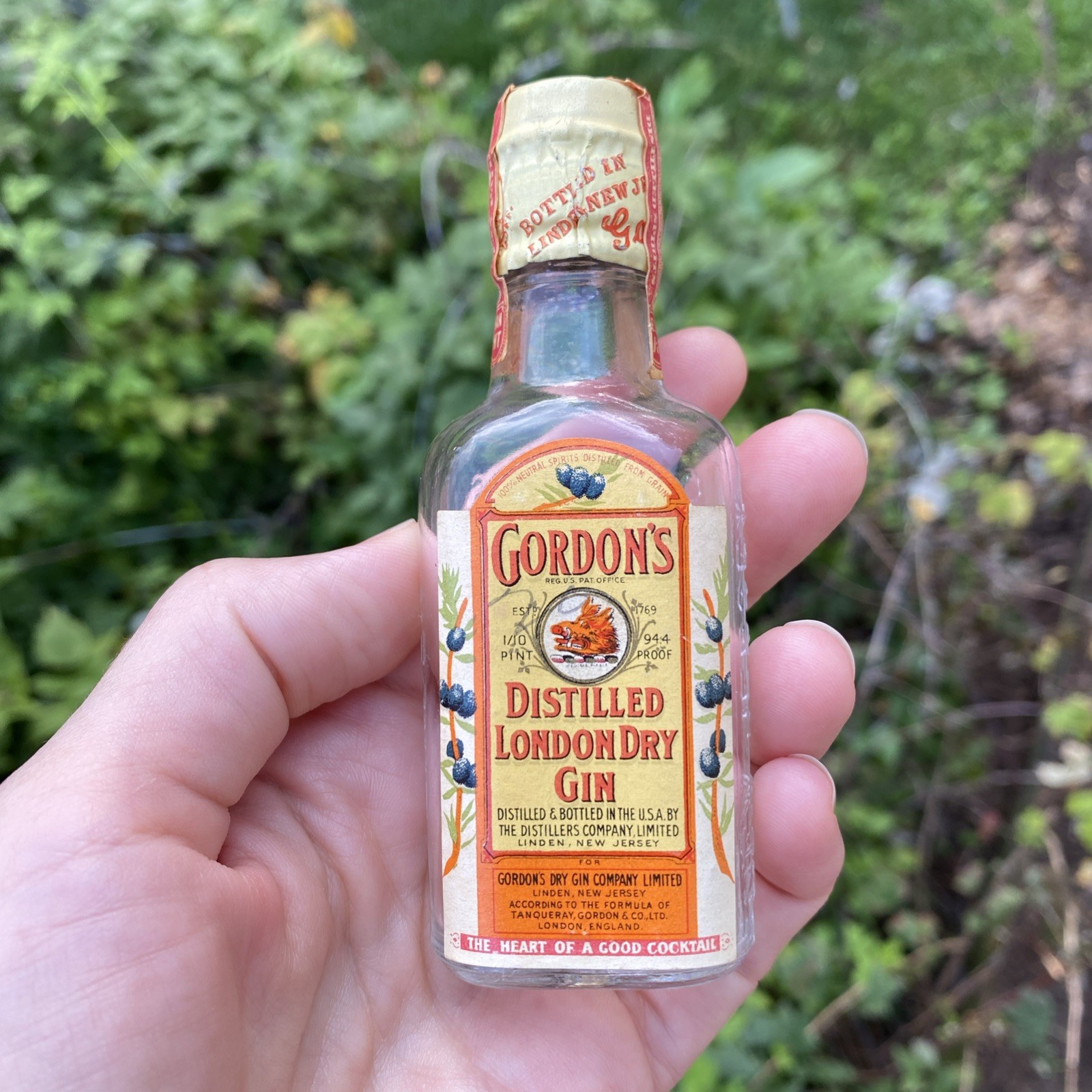 GORDON’S Distilled London Dry Gin, 1/10pt. EMPTY bottle 1940 vtg tax stamp
