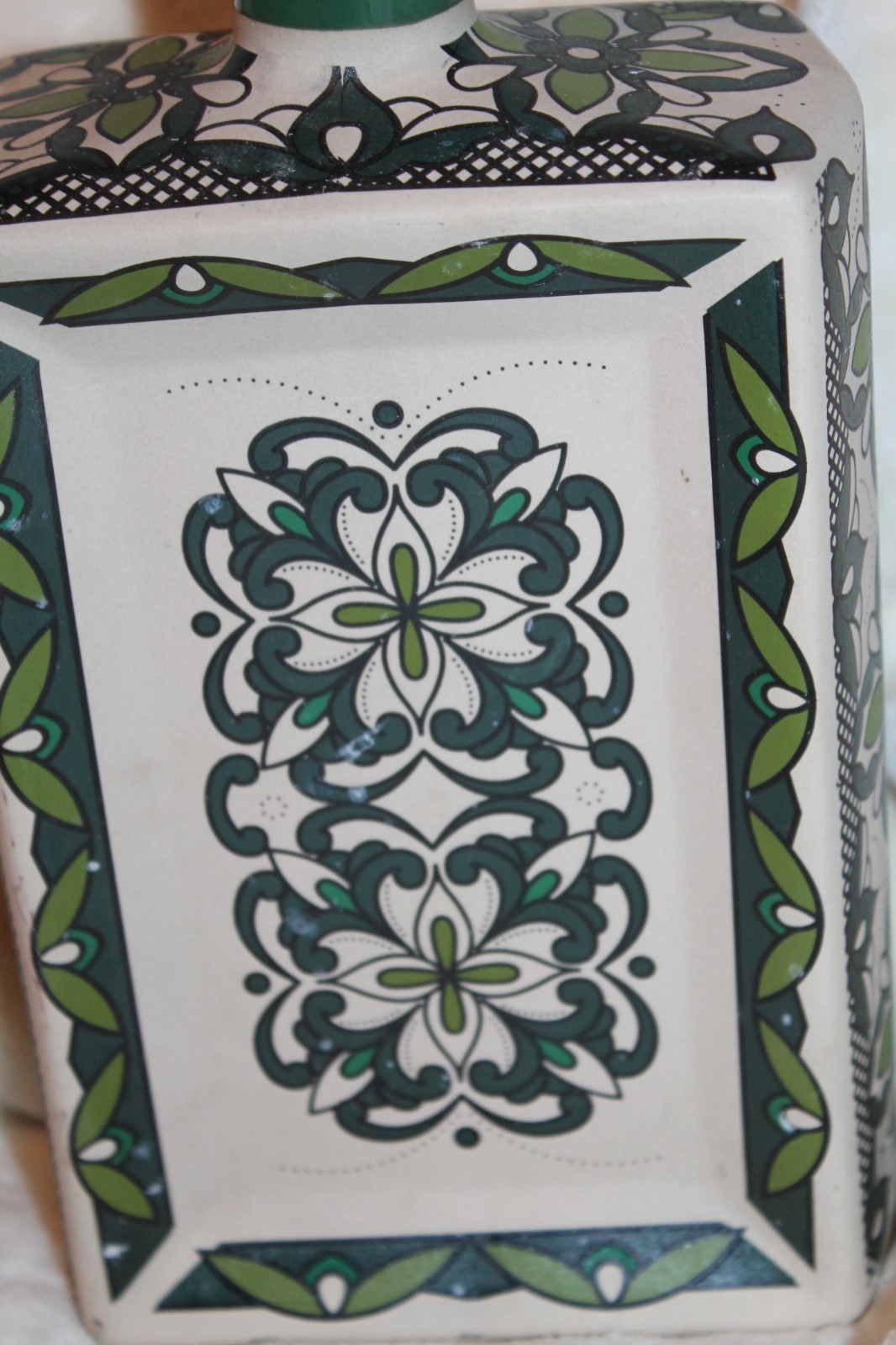 EMPTY TEQUILA DOS ARTES REPOSADO CERAMIC BOTTLE GREEN COLLECTIBLE MEXICO